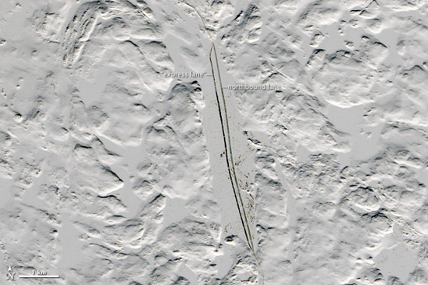 Még a viszonylag gyenge felbontású, de nagy látómezejű Landsat-8 műholdfelvételeken is jól látható a hóborította tájon húzódó, tavak jegén kialakított időszakos közút. A kép 2015. február 24-én készült Kanada északnyugati vidékéről. Az út végpontja északon a Diavik gyémántbánya. Néhány évvel korábban az útvonal még tovább folytatódott északi irányban, a Lupin és Jericho bányákig, de azokat a közelmúltban bezárták. (Kép: NASA EO / Jesse Allen / USGS)